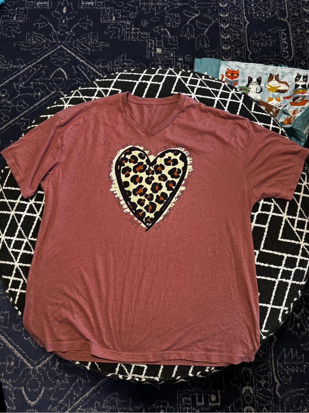 Love & Faith 2X Mauve Leopard Heart Graphic V-Neck T-Shirt